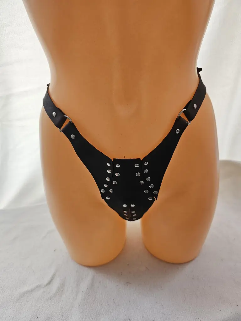 Real leather and rivet  thong (S, Black)